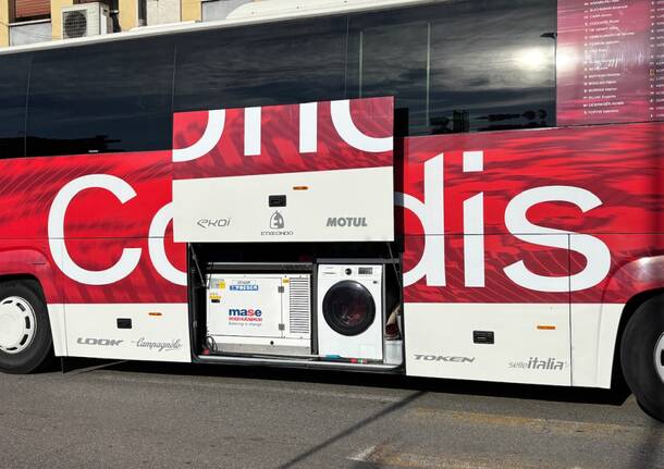Il centro di Varese invaso dai bus: sono i grandi team della Tre Valli