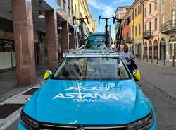 Il centro di Varese invaso dai bus: sono i grandi team della Tre Valli