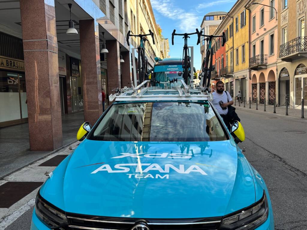 Il centro di Varese invaso dai bus: sono i grandi team della Tre Valli