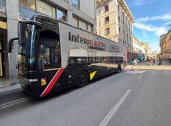 Il centro di Varese invaso dai bus: sono i grandi team della Tre Valli