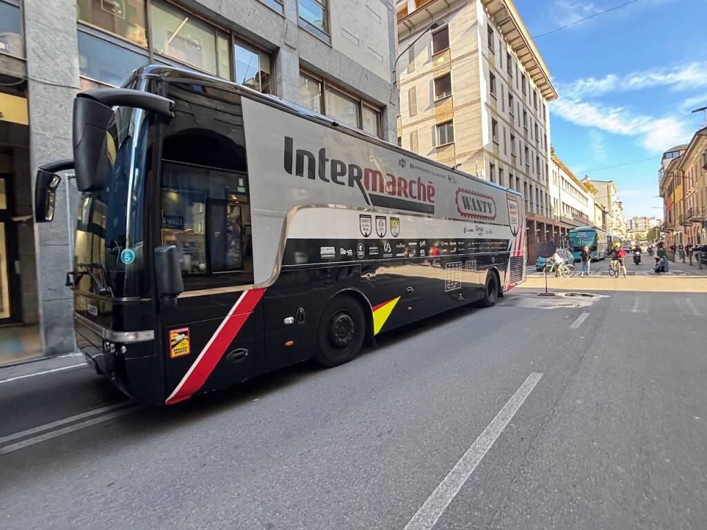 Il centro di Varese invaso dai bus: sono i grandi team della Tre Valli