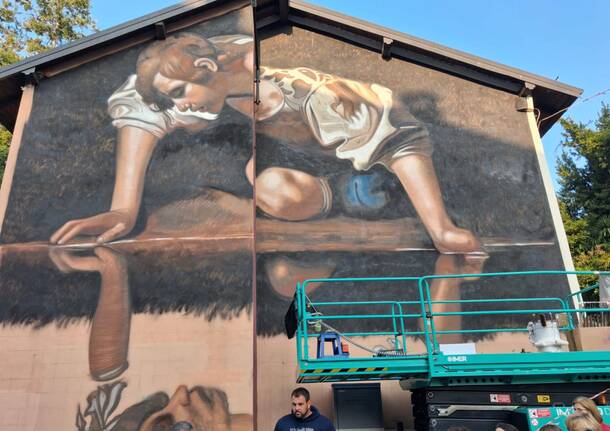 Il nuovo murale di Andrea Ravo Mattoni a Comerio