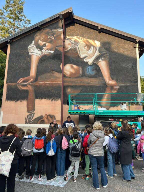 Il nuovo murale di Andrea Ravo Mattoni a Comerio