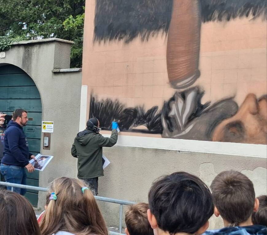 Il nuovo murale di Andrea Ravo Mattoni a Comerio