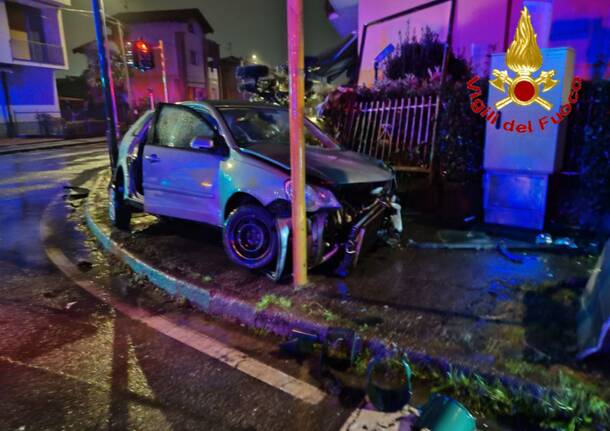Auto contro una recinzione nella notte a Cassano Magnago: cinque giovani feriti, due in codice rosso