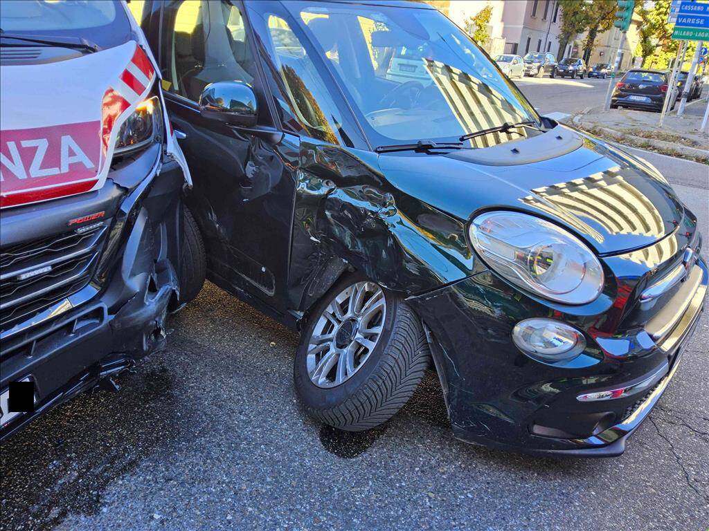 Incidente con ambulanza Cri a Gallarate