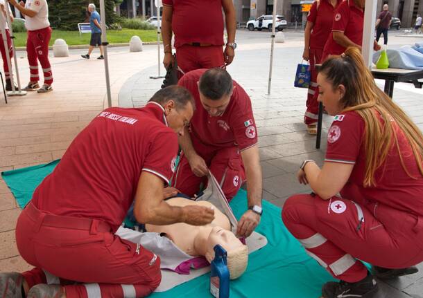 Croce Rossa in piazza Monte Grappa a Varese per insegnare la rianimazione cardiopolmonare