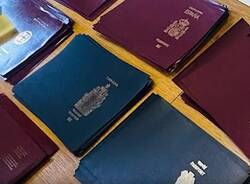 Milano, laboratorio clandestino per passaporti falsi