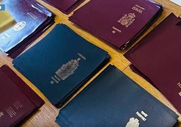 Milano, laboratorio clandestino per passaporti falsi