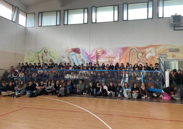Lo sport come esempio di inclusione, inaugurato il murales di AttivaMente alle medie Tosi di Legnano