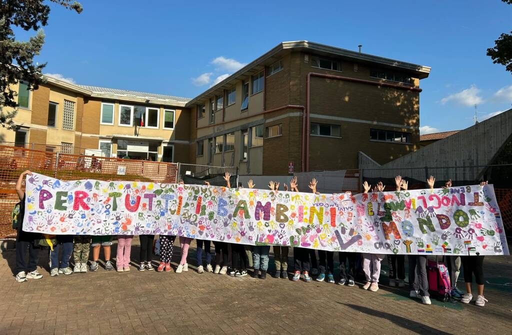 Pace "per tutti i bambini del mondo": da Rescaldina uno striscione al corteo di Milano per Gaza