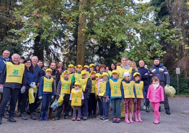 “Puliamo il mondo”, a Monvalle i bambini liberano il paese dai rifiuti abbandonati