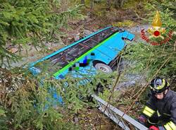 Pullman scolastico precipita in un torrente a Valfurva: salvi i sette bambini a bordo