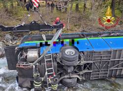 Pullman scolastico precipita in un torrente a Valfurva: salvi i sette bambini a bordo