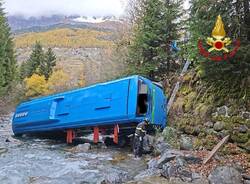 Pullman scolastico precipita in un torrente a Valfurva: salvi i sette bambini a bordo