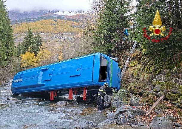 Pullman scolastico precipita in un torrente a Valfurva: salvi i sette bambini a bordo