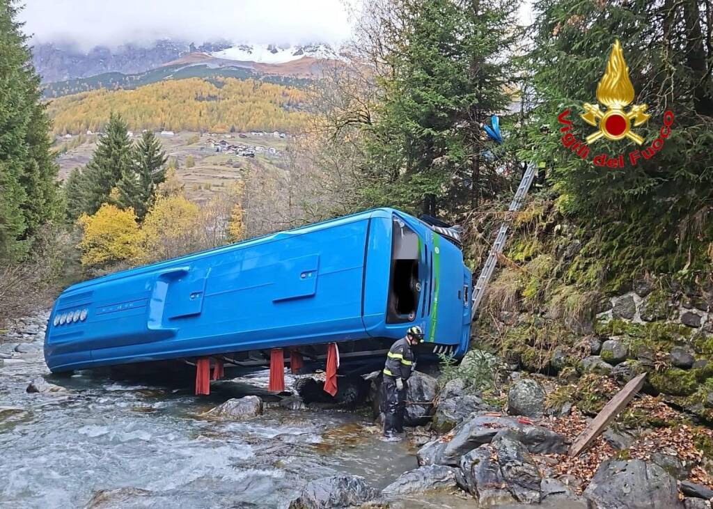 Pullman scolastico precipita in un torrente a Valfurva: salvi i sette bambini a bordo