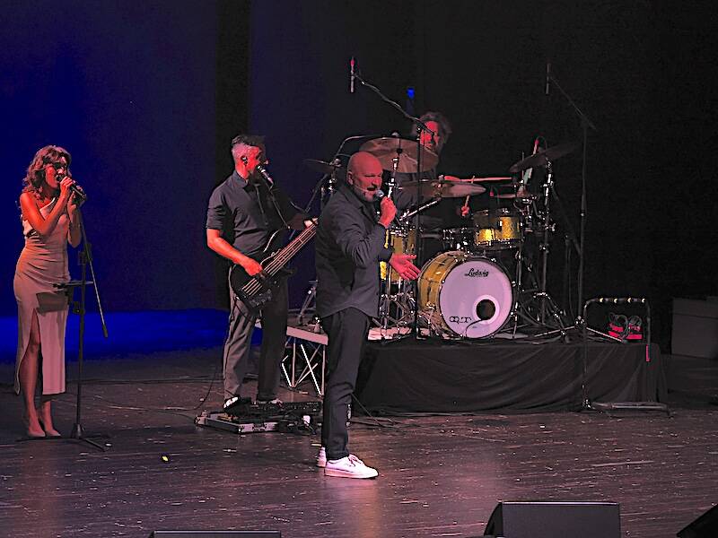 Risate e applausi al Teatro di Varese: la serata con Andrea Pucci