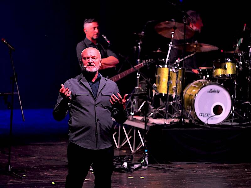 Risate e applausi al Teatro di Varese: la serata con Andrea Pucci