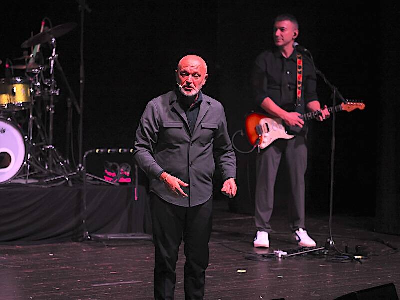 Risate e applausi al Teatro di Varese: la serata con Andrea Pucci