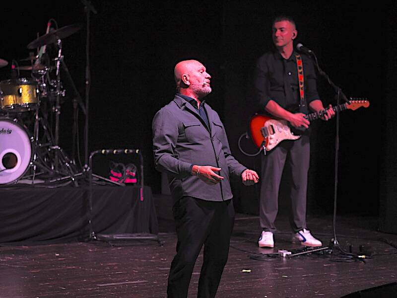 Risate e applausi al Teatro di Varese: la serata con Andrea Pucci