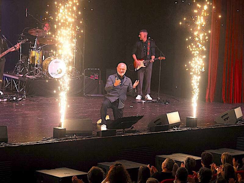 Risate e applausi al Teatro di Varese: la serata con Andrea Pucci