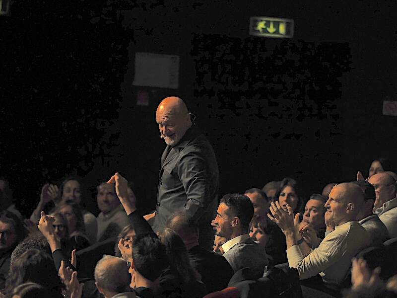 Risate e applausi al Teatro di Varese: la serata con Andrea Pucci