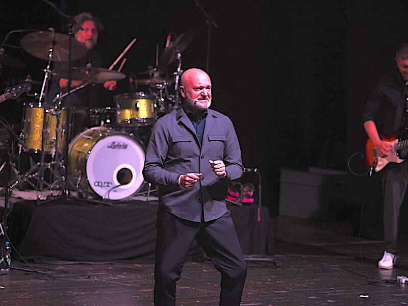 Risate e applausi al Teatro di Varese: la serata con Andrea Pucci