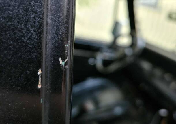 sasso sfonda parabrezza varese