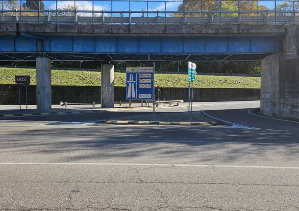 sasso sfonda parabrezza varese