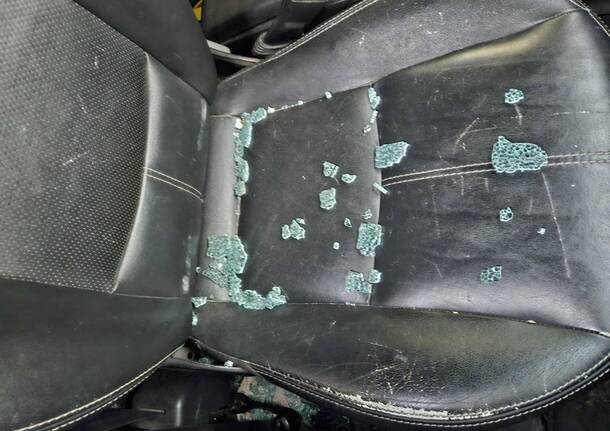 sasso sfonda parabrezza varese