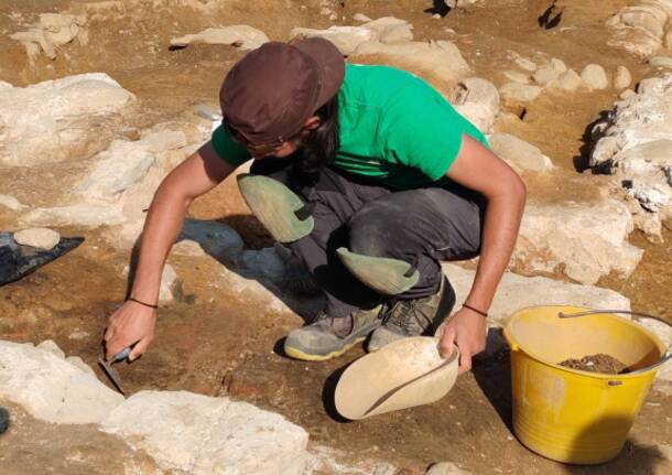 Cazzola e scalpello in mano, gli archeologi a Castelseprio