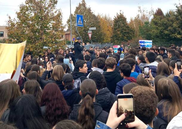 Sciopero degli studenti al liceo Marie Curie di Tradate