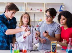 studenti laboratorio scienze applicate