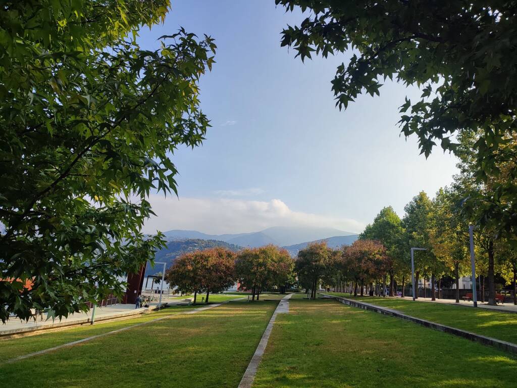 Si tinge d'autunno il Lungolago di Luino 