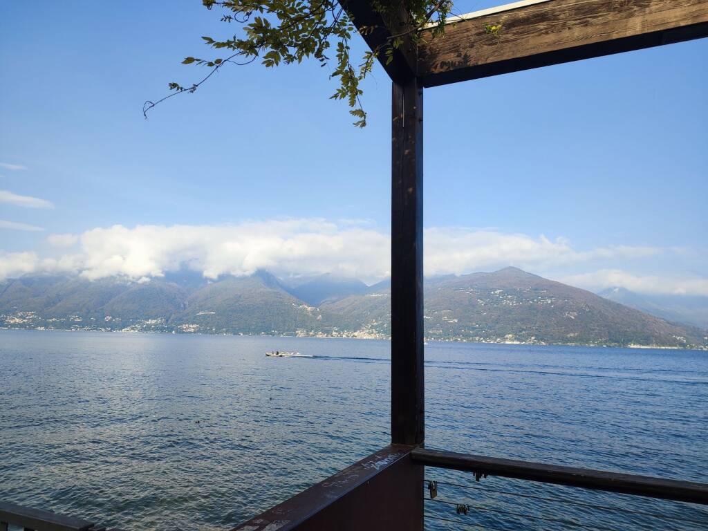 Si tinge d'autunno il Lungolago di Luino 