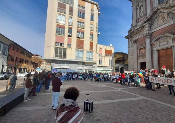 Cartelloni e barchette di carta: anche Somma Lombardo in piazza per la Palestina