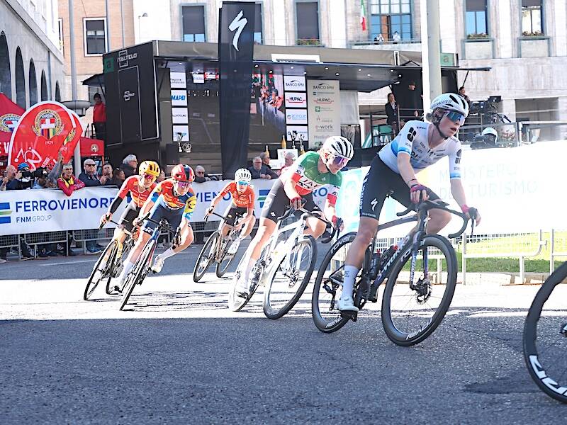 Tre Valli Women - la volata e la premiazione