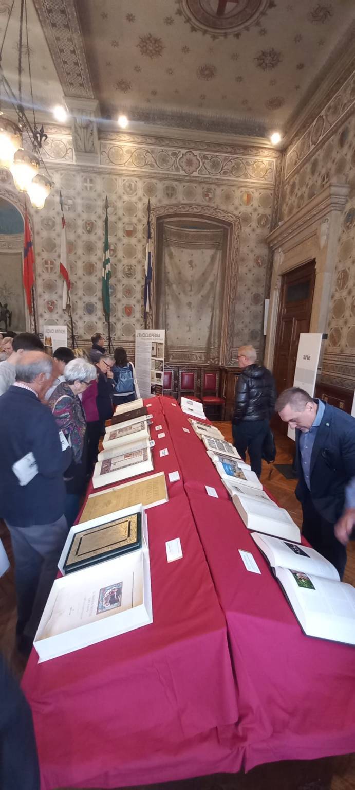 Turisti dal Giappone in visita alla mostra Treccani di Legnano, "100 anni di Sapere" 