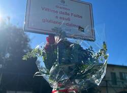 Un mazzo di rose ai giardini di via Sardegna a Legnano per ricordare Norma Cossetto