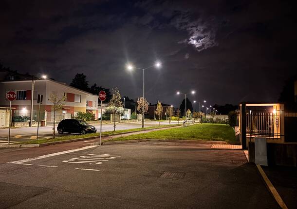 via Alpi a Cardano al Campo illuminata