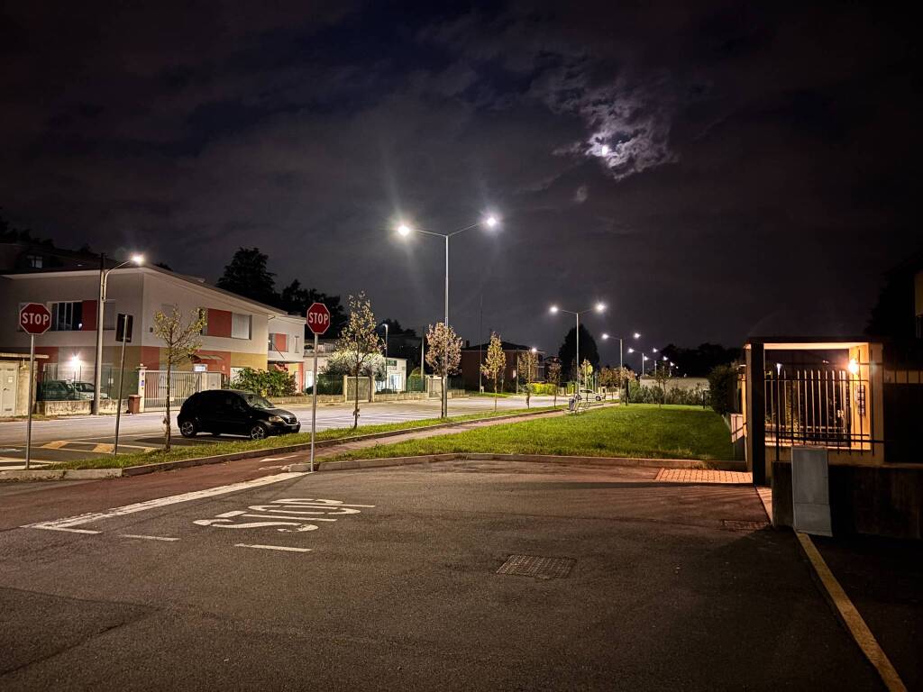 via Alpi a Cardano al Campo illuminata