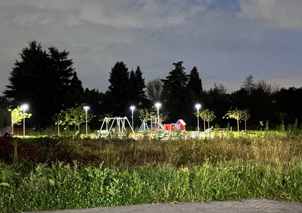 via Alpi a Cardano al Campo illuminata