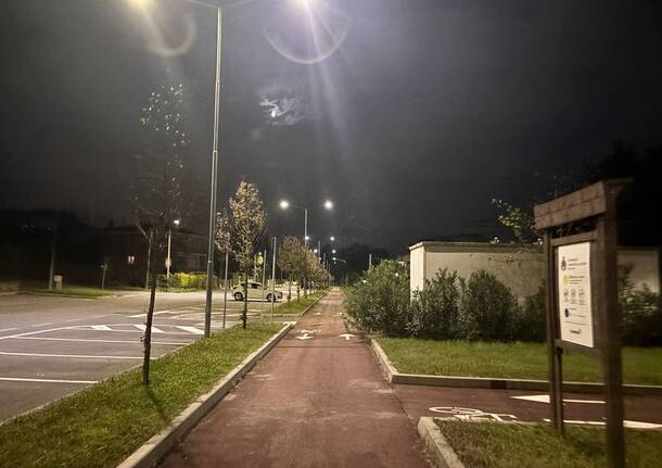 via Alpi a Cardano al Campo illuminata