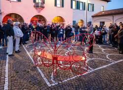 A Binago inaugurata la “Panchina del Coraggio” contro la violenza sulle donne