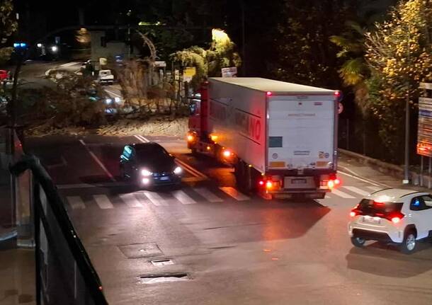 Albero caduto in via Sanvito Silvestro