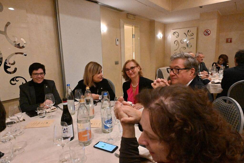 Alla giornalista e scrittrice Simona De Santis l'edizione 2025 del premio "Distintamente Donna"