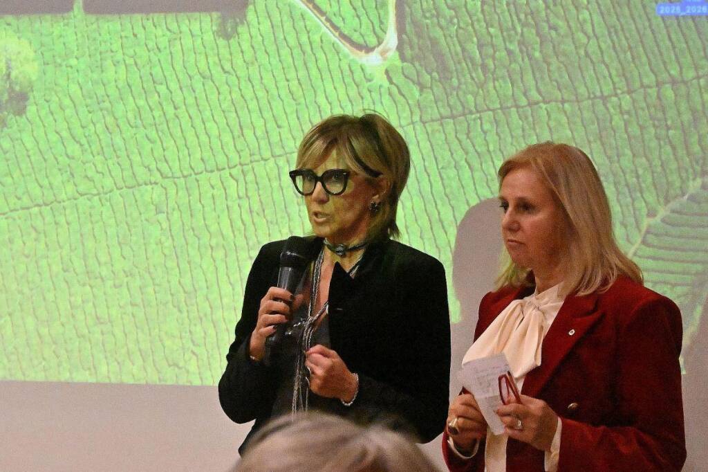 Alla giornalista e scrittrice Simona De Santis l'edizione 2025 del premio "Distintamente Donna"