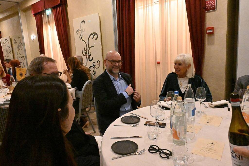 Alla giornalista e scrittrice Simona De Santis l'edizione 2025 del premio "Distintamente Donna"