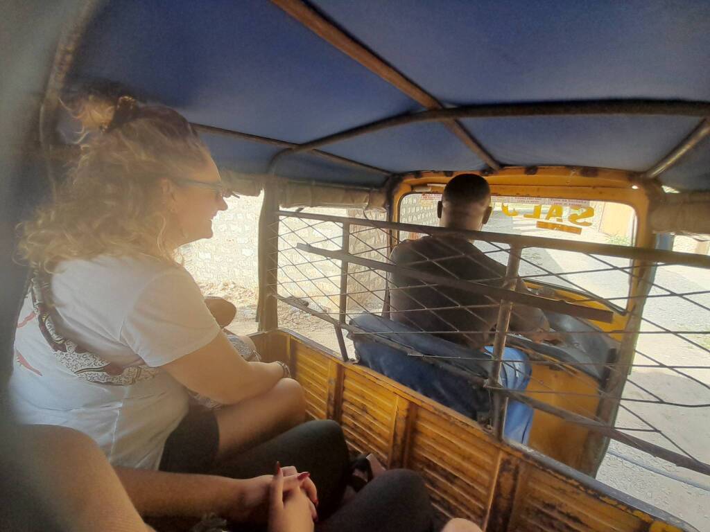 Amani, il giovane guidatore di tuk tuk di Gede